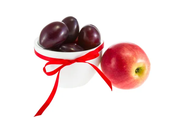 Изображение фруктовых яблок и слив в миске — стоковое фото