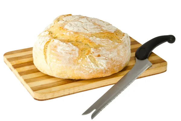Pão em uma tábua de madeira e faca — Fotografia de Stock