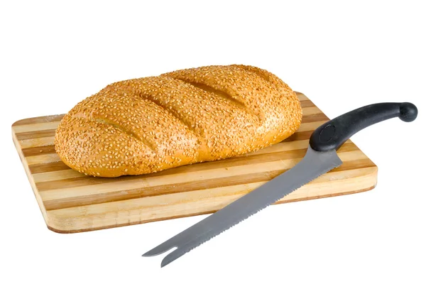 Pan con semillas de sésamo en el tablero y cuchillo —  Fotos de Stock
