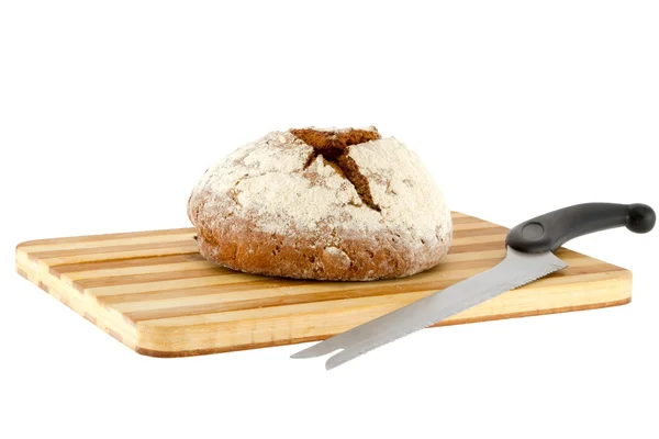 Pagnotta di pane su tavola di legno e coltello — Foto Stock