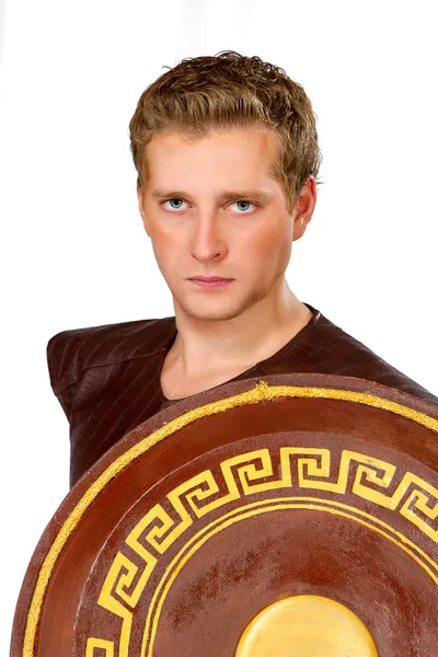 Joven guerrero masculino con un escudo — Foto de Stock
