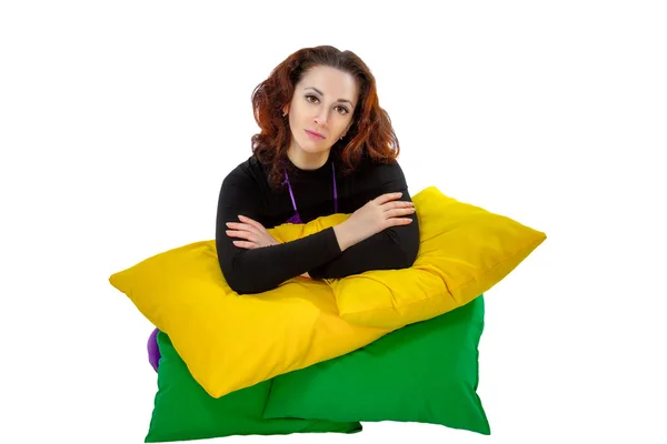 Женщина с подушками на белом фоне — стоковое фото