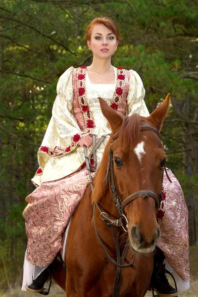 Menina bonita em vestido antigo a cavalo — Fotografia de Stock