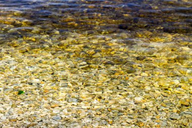 temiz su altındaki çakıl taşları ile kıyıya yakın önizleme