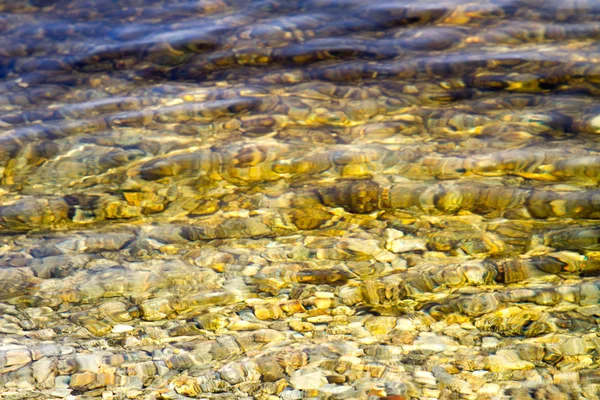 Visualização de água limpa perto da costa com seixos na parte inferior — Fotografia de Stock