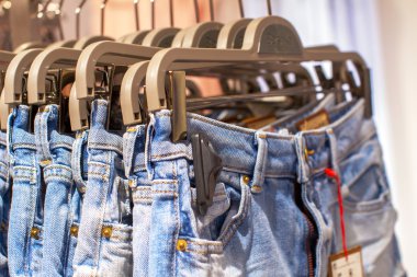 mağazada bir askı asılı önizleme kot 