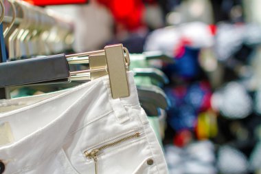 ekran üzerinde asılı önizleme bayanlar etek 