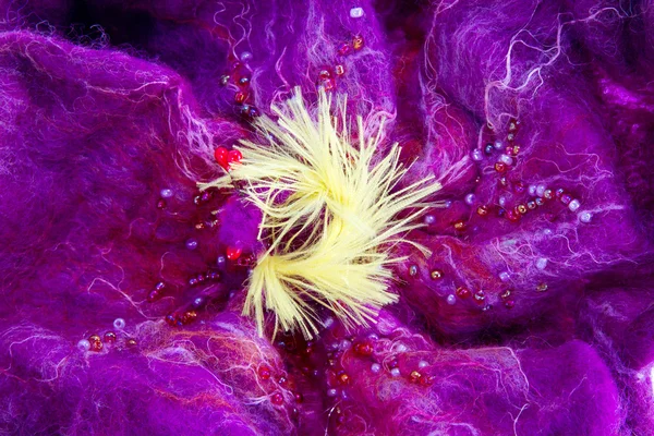 Украшение красивые бургундские обруч цветок на голове — стоковое фото