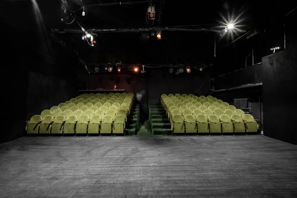 Маг Небольшой Аудитории Зелеными Креслами — стоковое фото