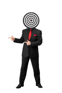 Kafasında hedef tahtası olan takım elbiseli ve kravatlı bir adam.