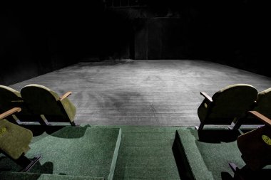 Konferans salonunda yeşil kadife sandalyeler