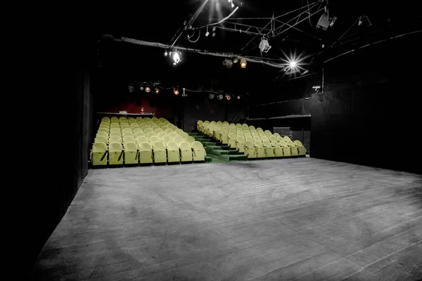 緑の肘掛け椅子の小さな講堂のイメージ — ストック写真