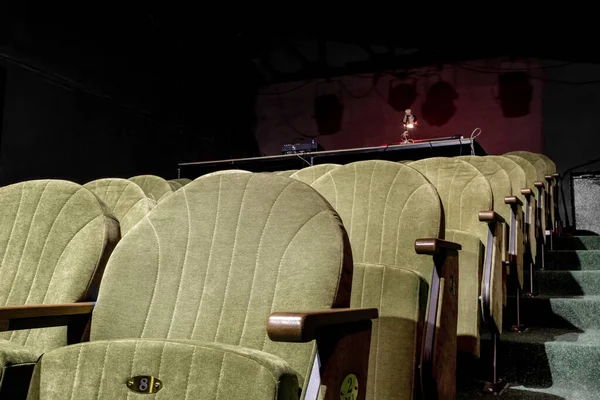 观众席上的绿色天鹅绒椅子图像 — 图库照片