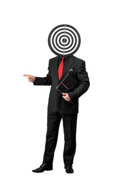 Kafasında hedef tahtası olan takım elbiseli ve kravatlı bir adam resmi.