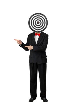 Kafasında hedef tahtası olan takım elbiseli ve papyonlu bir adam resmi.