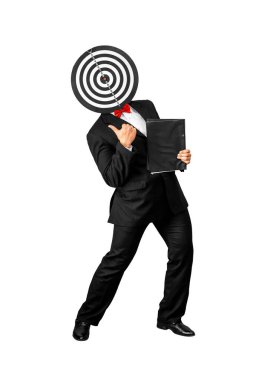 Kafasında hedef tahtası olan takım elbiseli ve papyonlu bir adam resmi.