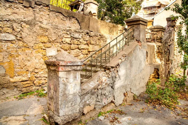 Imagem Uma Escada Pedra Abandonada Com Grades Quintal — Fotografia de Stock