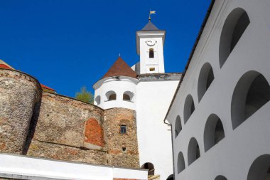 Eski bir şatonun beyaz saat kulesinin görüntüsü