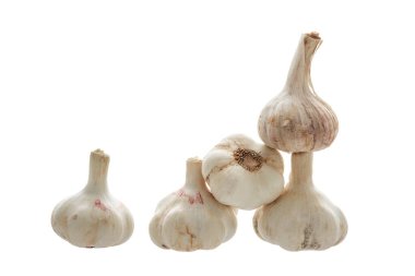 Beyaz arka planda bir demet sarımsak resmi