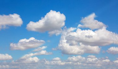 Beyaz bulutlu mavi gökyüzü fenomeni