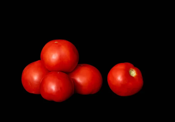 Obraz Grupki Dojrzałych Czerwonych Pomidorów Czarnym Tle — Zdjęcie stockowe
