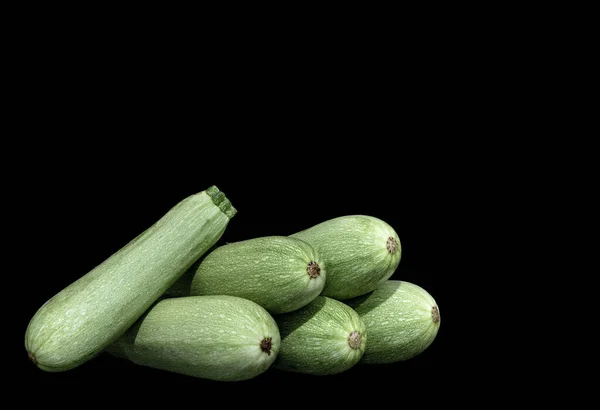 Afbeelding Van Een Piramide Van Rijpe Courgette Een Zwarte Achtergrond — Stockfoto