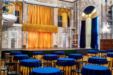 Boş bir kafedeki masaların önünde bir sahne görüntüsü