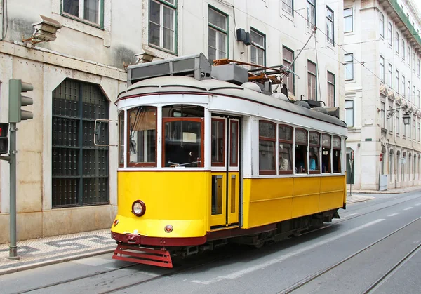 Stary żółty tramwaj Lizbona, Portugalia — Zdjęcie stockowe