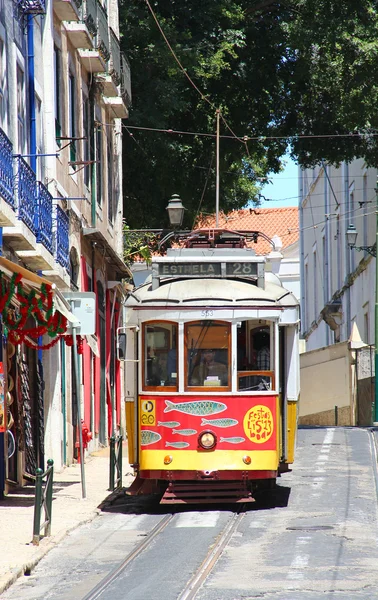 Tradiční Lisabonské žlutá tramvaj zdobí sardinky během festivalu populární svatých — Stock fotografie