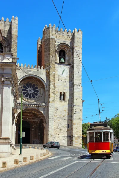 Lisabonská katedrála a tradiční historické tramvaje, Portugalsko — Stock fotografie