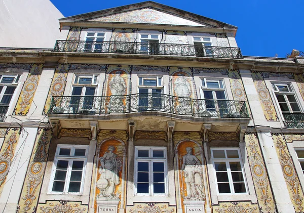 Edifício em azulejos Beautifil no bairro do Chiado, em Lisboa, Portugal — Fotografia de Stock