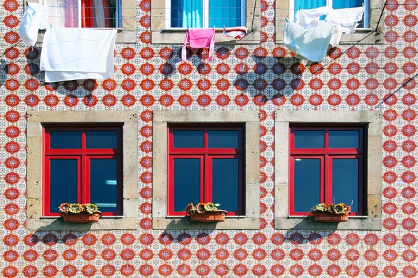 Tiled building facade in Lisbon — Stock Photo, Image