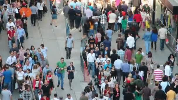 Люди на торговій вулиці Істікляль вулиці в Стамбулі — стокове відео