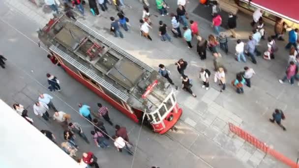 Czerwony tramwaj rocznika istiklal street w Stambule — Wideo stockowe