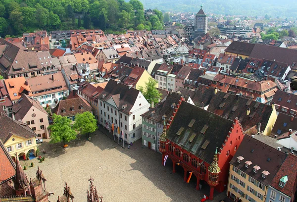 Munsterplatz e la città vecchia di Friburgo, Germania — Foto Stock