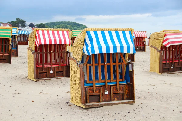 Strandkorb - sillas de playa típicas en el mar Báltico — Foto de Stock