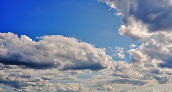 Wspaniałe Chmury Przeciw Błękitne Niebo Słoneczny Dzień — Zdjęcie stockowe