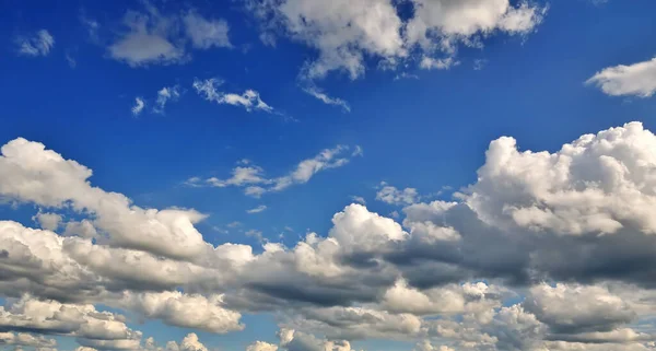 Cudowne Chmury Tle Błękitnego Nieba Słoneczne Tło Dnia — Zdjęcie stockowe