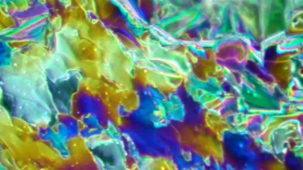 Кристаллы витамина В6 под микроскопом — стоковое видео
