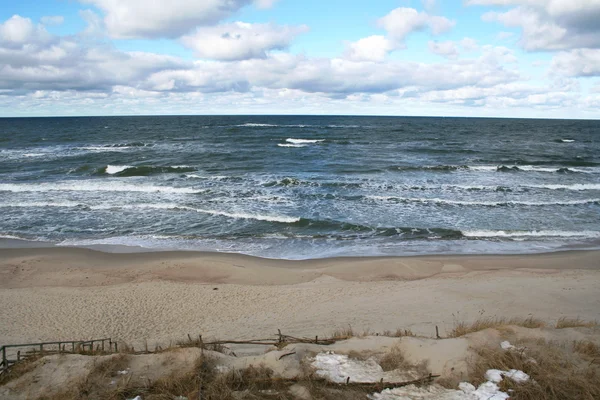 Coast of the Baltic Sea in winter on the Kurshskaya kosa — Stock Photo, Image
