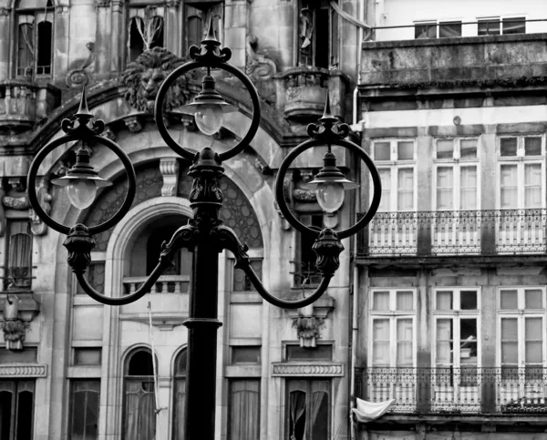 Португалия. Порто-Сити. Древний фонарь в черно-белом цвете — стоковое фото