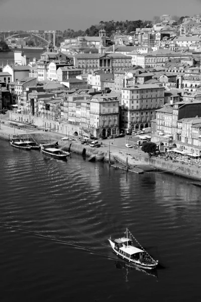 포르투갈. 포르토 시입니다. 블랙에 Douro 강 제방의 보기는 — 스톡 사진