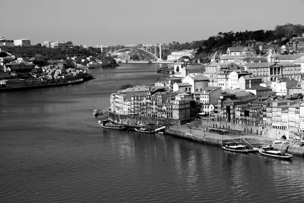 Португалія. Міста Порто. Вид на набережну річки Дору в чорному на — стокове фото