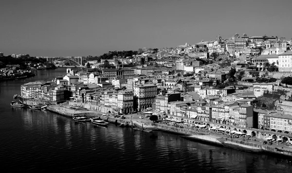 Portugal. Ciudad de Oporto. Vista del terraplén del río Duero en negro a — Foto de Stock