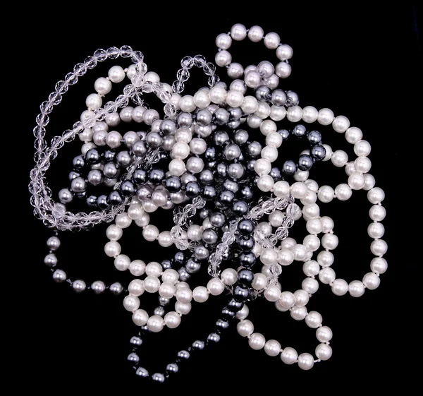 Perlas blancas, negras y grises sobre la seda negra — Foto de Stock