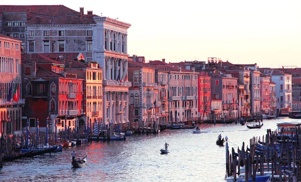 Itália. Vênica.O Grande Canal de Rialto ponte ao pôr do sol — Fotografia de Stock