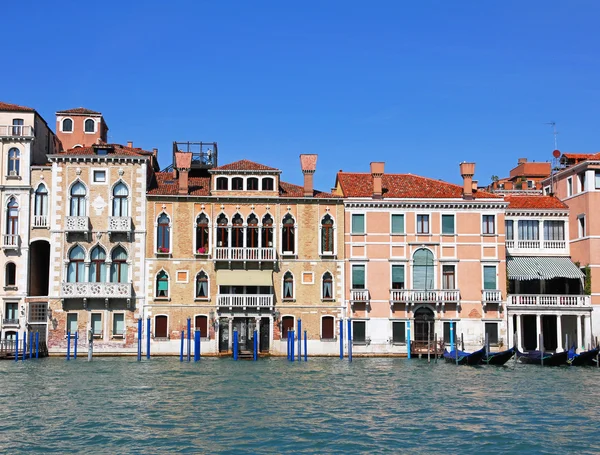 Veduta del famoso Canal Grande con gondole veneziane — Foto Stock