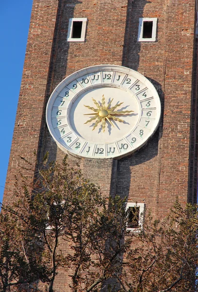 Iglesia de Chiesa dei Santi Apostoli. Torre del reloj — Foto de Stock