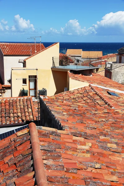 İtalya. Sicilya Adası. Cefalu. çatılar — Stok fotoğraf