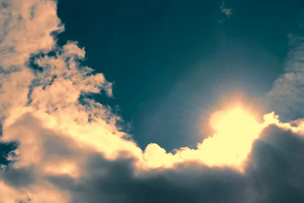 ดวงอาทิตย์ส่องแสง — ภาพถ่ายสต็อก